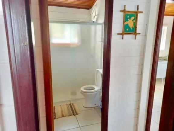 Imagem Casa à venda em Ubatuba-SP, bairro Toninhas: 3 quartos, 1 suíte, 1 sala, 2 banheiros, 108m² de área. Confira já!