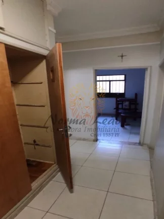 Imagem Casa à Venda na Atalaia: 4 Quartos, 3 Suítes, 2 Salas, 6 Banheiros, 3 Vagas de Garagem. Próximo a Orla da Atalaia.