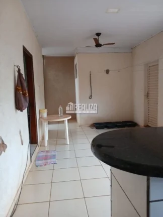 Imagem Vende-se casa no bairro Vila Marilene, com 3 quartos (2 suíte), ar-condicionado, localizada na avenida principal – Igarapava/SP