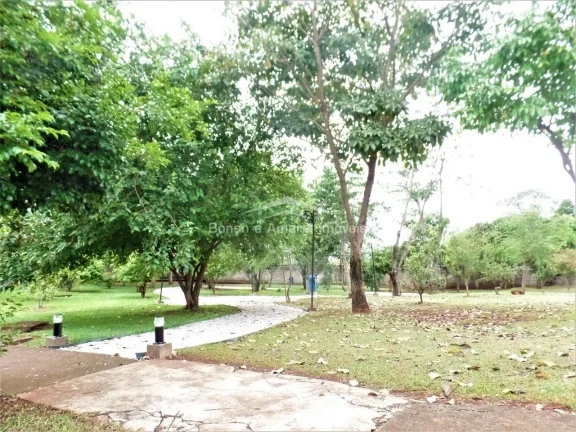 Imagem Terreno em Condomínio Fechado com 300m² com com leve aclive em localização privilegiada dentro d...