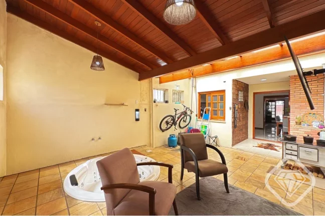 Imagem Casa 4 dormitórios (2 suítes) - Espaço gourmet - Spa com hidromassagem - Rua tranquila e sem saí...