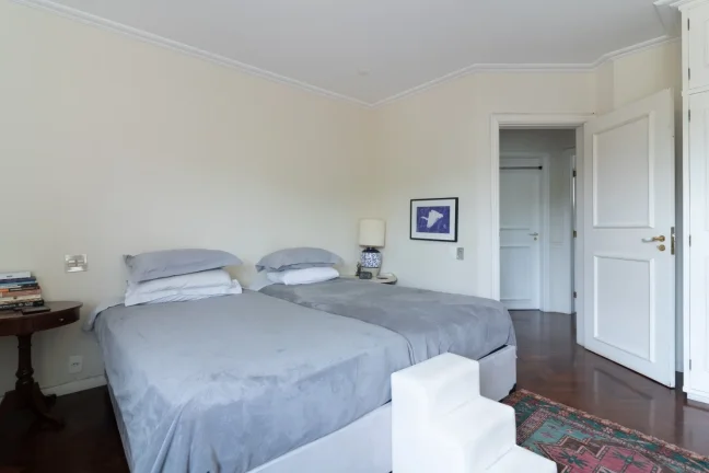 Imagem Apartamento 251M², 4Q, 2 Suítes, 3 Banheiros, 3 Vagas, Suíte Master, Jacuzzi, Piscina, Depósito, Sala 3 Ambientes, Vista Livre, Sauna, Quadra.
