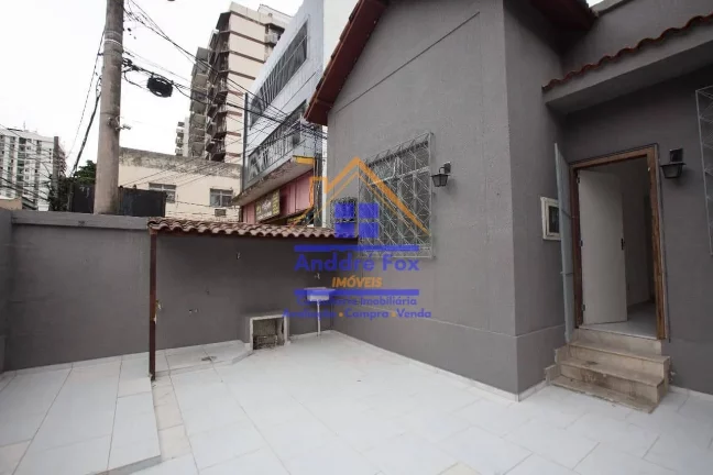 Imagem Casa linear com sala, 3 quartos, cozinha, área de serviço, quintal, garagem para 2 carros, à venda, 70 M², por R$ 410.000 – Vila Isabel - Rio de Janeiro / RJ.