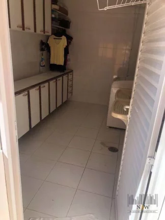 Imagem Sobrado à venda em Alphaville Barueri SP com 5 suítes, 4 vagas de garagem, piscina e 480m².