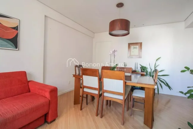 Imagem Imóvel amplo à venda no Cambuí, com 3 quartos e 2 banheiros. Apartamento reformado e muito bem lo...