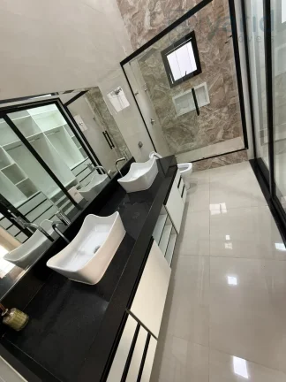 Imagem Casa em Condomínio à Venda em Localização Privilegiada: 3 Quartos, 1 Suíte, 3 Salas, 3 Banheiros, 4 Vagas de Garagem - 205,00 m².