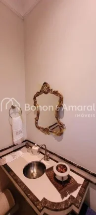 Imagem Lindo e aconchegante sobrado! No piso principal conta com um hall de entrada, uma das suítes na par...