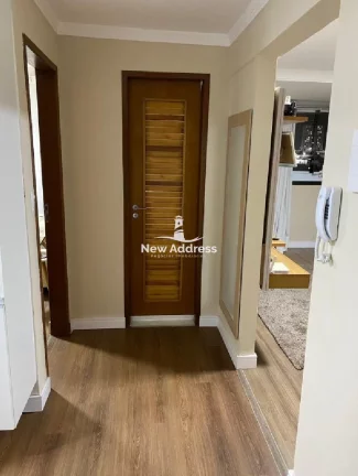 Imagem Apartamento 2 quartos reformado com 70m², piso laminado novo, cozinha planejada e banheiro renovado. Oportunidade! Não aceita financiamento bancário.