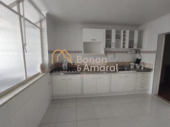 Imagem Amplo apartamento com 3 dormitórios sendo 1 suíte, sala com 2 ambientes, cozinha planejada, área de serviço, suíte de empregada e vaga de garagem