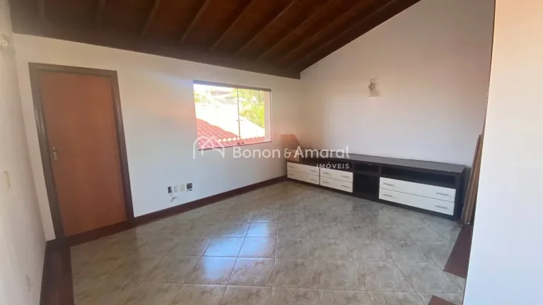 Imagem Casa térrea com 4 suítes, sendo a suíte principal com closet e hidromassagem, além de mezanino c...