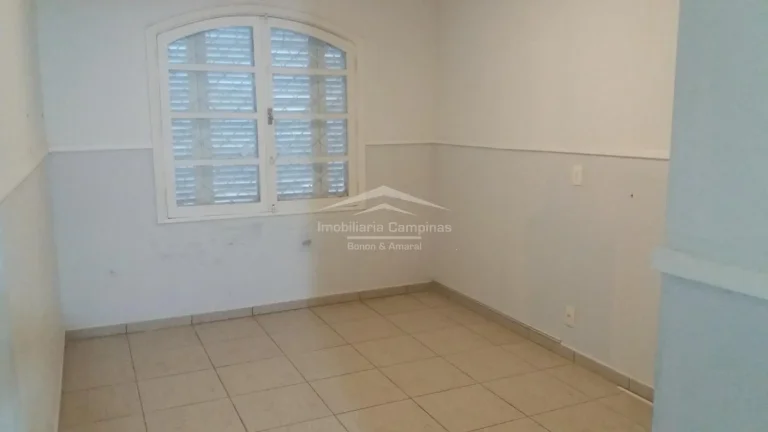 Imagem Casa bem localizada, ampla área construída. O imóvel contem 3 quartos, sendo 1 suíte, salas de e...