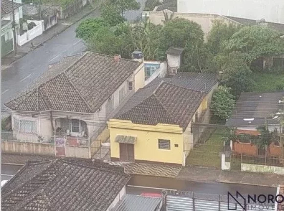 Casa na Silva Jardim imediações da Borges de Medeiros com 2 dormitórios 2 vagas