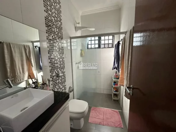 Imagem Casa completa com 3 dormitórios com ar-condicionado e suíte master no Residencial Morumbi, Uberaba