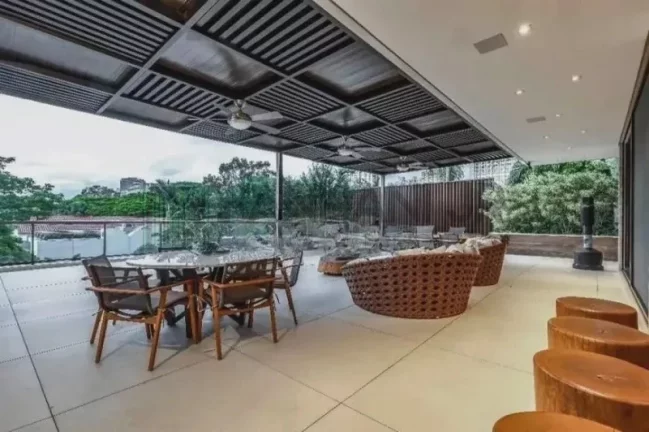 Imagem Descubra a verdadeira definição de luxo e sofisticação nesta deslumbrante casa no condomínio fechado do Jardim Europa. Com uma construção impecável de