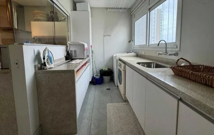Imagem Apartamento mobiliado com 4 suítes e 4 vagas de garagem na Av. Atlântica em Balneário Camboriú