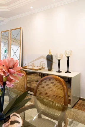 Imagem Casa de estilo Neo-Clássico recém-reformada e ampliada, 4 quartos sendo 2 suítes, 4 vagas