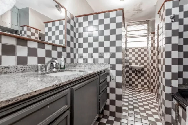 Imagem Belíssimo apartamento em edifício histórico na rua mais charmosa e arborizada de Higienópolis. A...