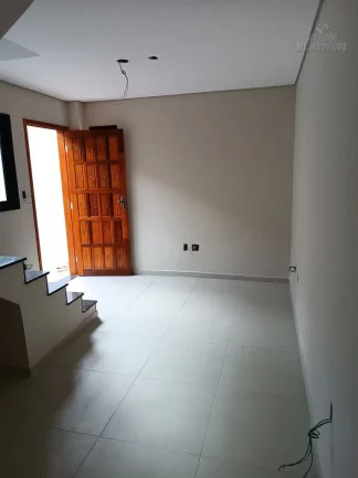 Imagem Casa tipo sobrado, independente , garagem c/vaga livre e quintal em São Vicente!