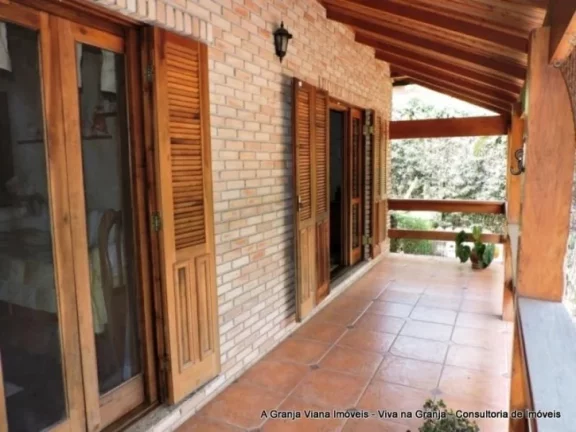 Imagem Muita privacidade com paisagismo tropical, piscina, 5 dormitórios e área gourmet completa.