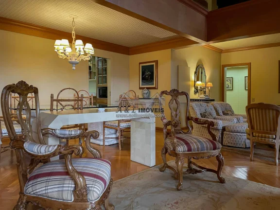 Imagem Apartamento à venda em Campos do Jordão: Vista panorâmica e estilo clássico