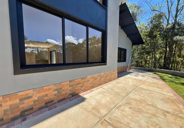 Imagem Refúgio Contemporâneo na Vila Siomara: Design, Terreno Plano e o Silêncio das Araucárias