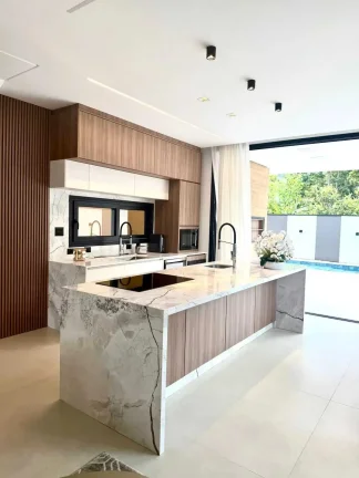 Imagem Casa com 4 dormitórios sendo 4 suítes e 2 vagas de garagem em Balneário Camboriú/SC