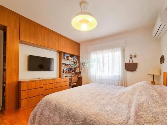 Imagem Um cuidadoso projeto de reforma moderno e funcional. São 129,75m² de área útil, três dormitóri...