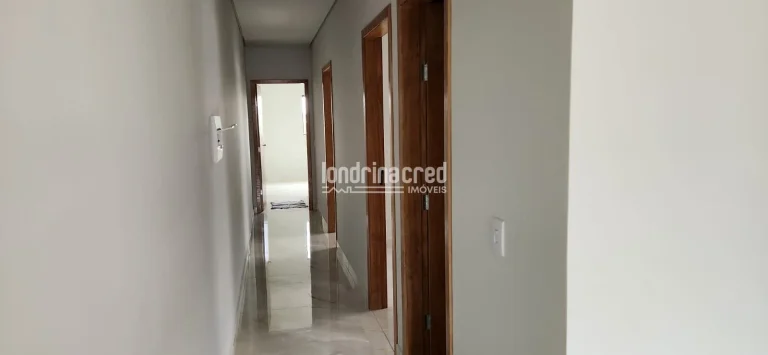 Imagem Casa no Colúmbia com 84m², 3 quartos (1 suíte), sala ampla, cozinha espaçosa, garagem para 2 camionetas e potencial de aproveitamento do subsolo.