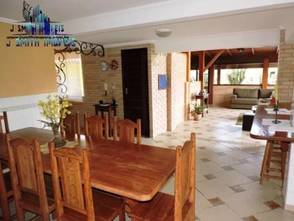 Imagem Casa na Granja Viana com muito espaço em rua tranquila
 Casa com pé direito alto, amplas varandas,...