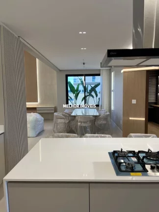 Imagem Casa Alto Padrão á venda com 3 suítes, um escritório, 4 vagas localizada em condomínio fechado em Camboriú.