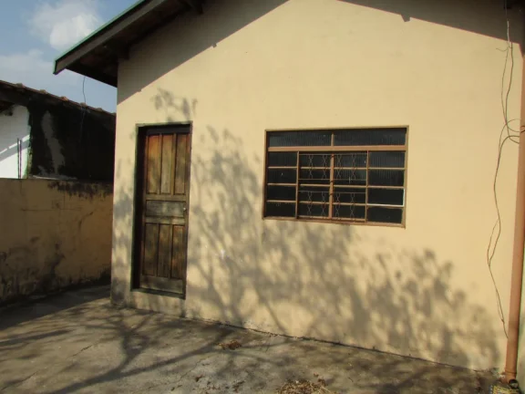 Imagem Encantadora casa de rua disponível para venda, localizada em um bairro tranquilo e de fácil acesso...