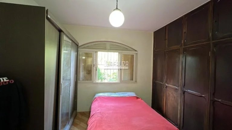 Imagem Casa ampla de 2 andares, próxima à Avenida Guilherme Ferreira, com 3 quartos incluindo 1 suíte