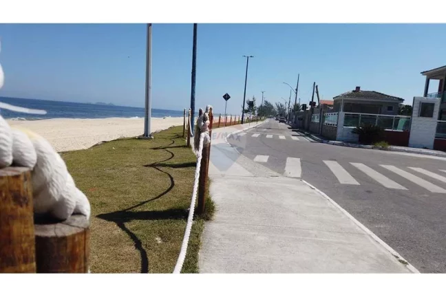 Imagem Terreno plano e murado de frente para o mar na barra de Maricá.