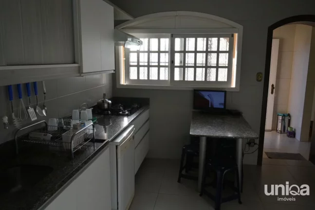 Imagem Sobrado com 04 dormitórios sendo 01 suite com closed e hidromassagem.