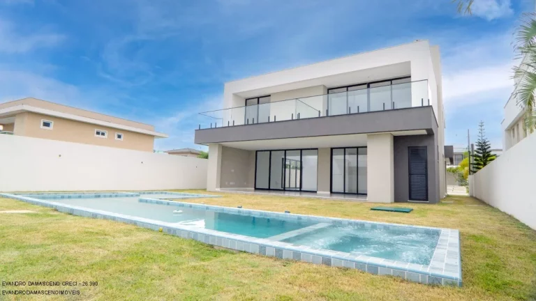 Imagem Casa em Condomínio de Luxo com 5 Quartos e 5 Suítes em Vila de Abrantes, Camaçari-BA: 370m², 2 Salas, 2 Banheiros e 4 Vagas de Garagem!