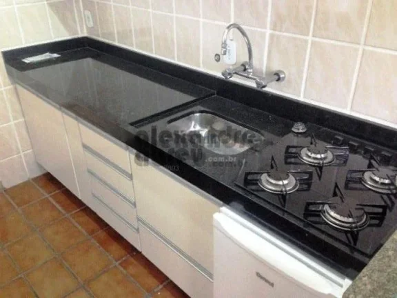 Imagem Apartamento em andar alto com piso em cerâmica branca, varanda na sala de estar e no dormitório, b...