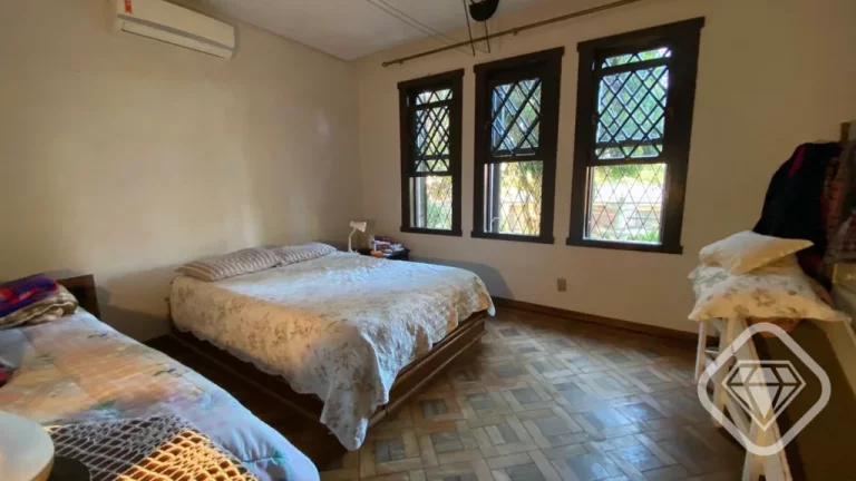 Imagem Charmosa casa de estilo colonial na Zona Sul, com vista para o Guaíba e excelente estrutura para mo...