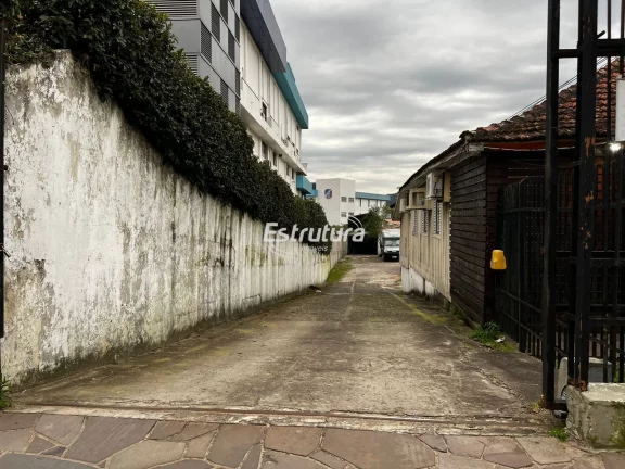 Terreno com casa em ótima localização, ao lado do Clube Dores em Santa Maria