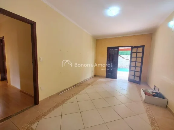 Imagem Localizada no coração do condomínio, em uma rua tranquila, esta casa térrea oferece conforto e p...