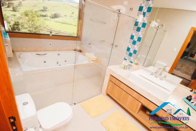 Imagem Sobrado Luxuoso em Condomínio Fechado: 4 dormitórios e Vista Privilegiada!