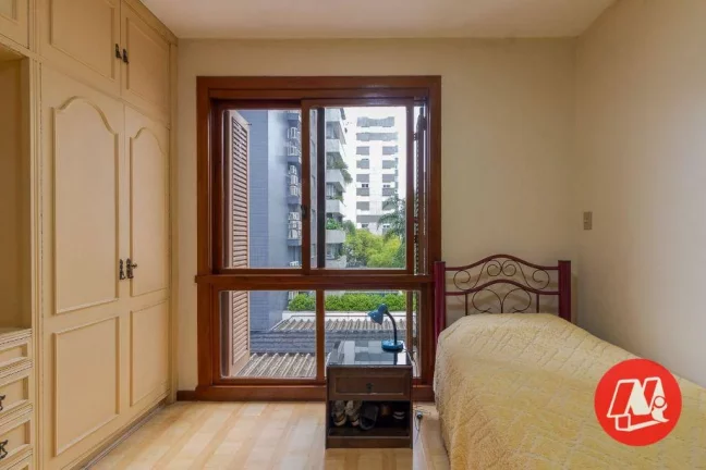 Imagem Cobertura no bairro Petrópolis, 3 dormitórios, suite. vagas e piscina. ,