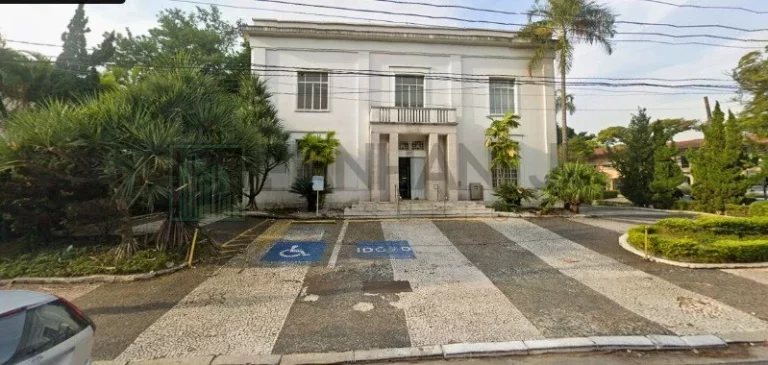 Imagem Casa Comercial de Alto Padrão para Locação no Jardim América, São Paulo-SP: 6 Salas, 6 Banheiros, 20 Vagas - 824m²!
