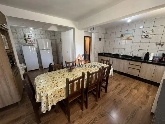 Imagem Casa semimobiliada no Gravatá com 5 dormitórios, sendo 1 suíte com 336m² de terreno a venda pela Imobiliária Adriano Carpes