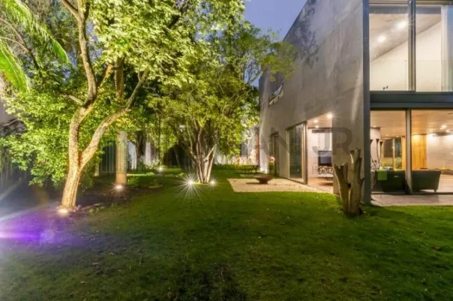 Imagem Oportunidade única: Casa de Alto Padrão no Jardim Europa, São Paulo-SP, com 4 quartos, 4 suítes e 8 vagas de garagem!