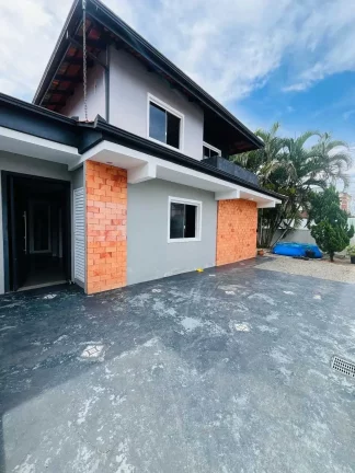 Imagem Casa com 3 dormitórios sendo 1 suíte e 2 vagas de garagem - Adhemar Garcia | Joinville/SC