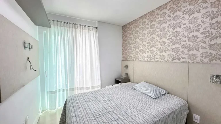 Imagem Apartamento com 4 dormitórios sendo 2 suítes e 2 vagas de garagem no centro de Balneário Camboriú