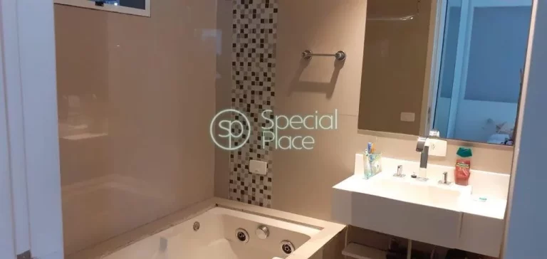 Imagem Apto totalmente reformado e amplo em localizaÃ§Ã£o excepcional! PÃ© direito alto e living com janelÃ...