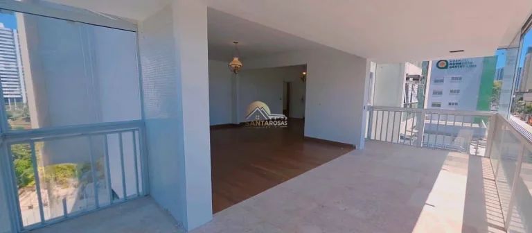 Imagem Um por andar, hall privativo e varanda com fechamento de vidro. Andar alto, vista livre para mar e