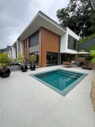 Imagem Casa triplex com 3 suítes sendo 1 suíte master - América | Joinville/SC