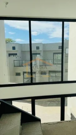 Imagem Casa em condomínio com 125 m², distribuída em 3 pavimentos, em contrapiso. O imóvel dispõe de 2...